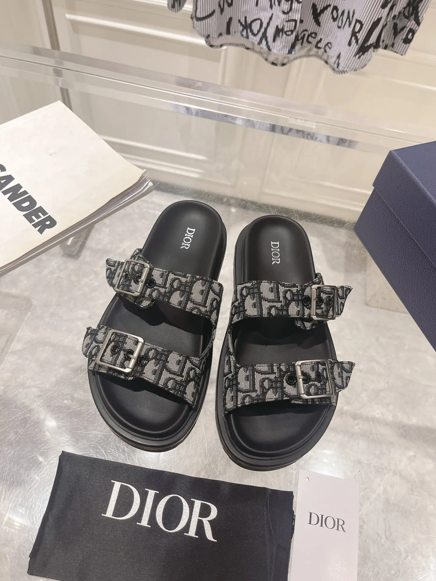 👟👟Ex-factory price 420👟👟 #Men's top version 𝐃𝐈𝐎𝐑# Dior's new men's summer slippers 🔥Purchase the original development Alias ​​sandals are new products in 2024. They are a leisurely and exquisite work. The upper is made of imported denim ➕ calfskin 🔥 Original molded rubber outsole provides the best comfort 🔥 ✔️Size: #38-46